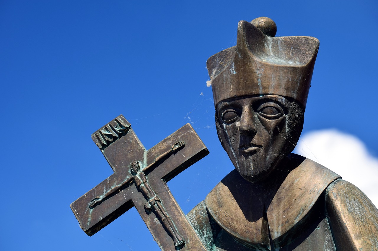 Statue eines Bischofs mit Jesus am Kreuz