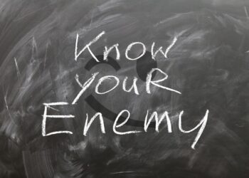 Tafelaufschrift "know Your enemy"