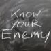 Tafelaufschrift "know Your enemy"