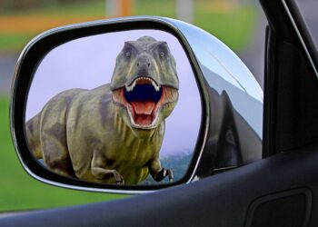 Dinosaurier, großformatig im Auto-Seitenspiegel