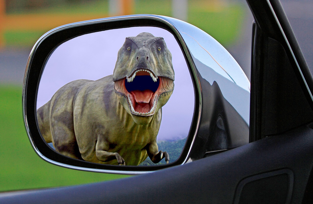 Dinosaurier, großformatig im Auto-Seitenspiegel