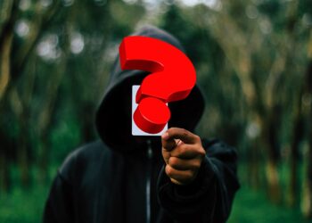 Person mit Hoodie und großem Fragezeichen vorm Gesicht, Symbolbild für Kriminalität