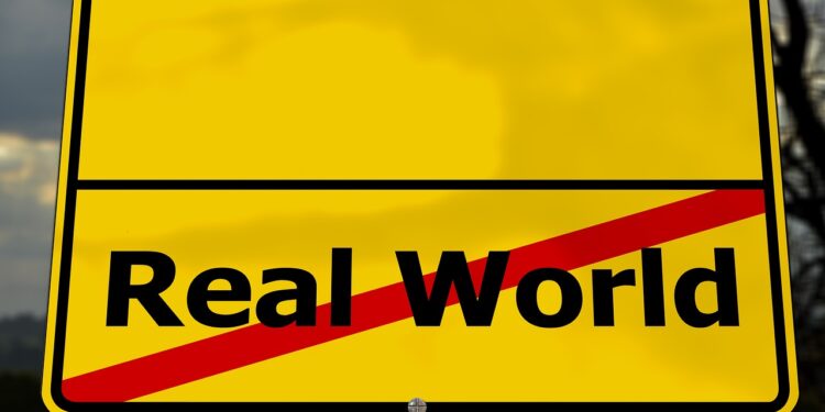 Straßenschild "Ortsende" mit durchgestrichener Aufschrift "Real World"