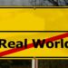 Straßenschild "Ortsende" mit durchgestrichener Aufschrift "Real World"
