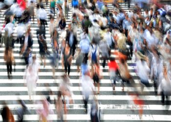 Schemen von Menschen auf Zebrastreiefn, Symbolbild für Integration und Vielfalt