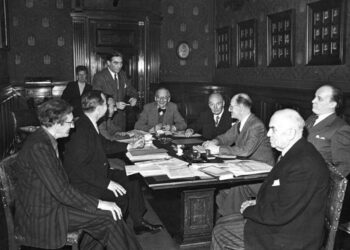 Erste Pen-Tagung in Hamburg 1949. V.r.n.l. um den Tisch sitzend: Prof. [Herbert] Friedmann - Dolf Sternberger - Axel Eggebrecht - Herbert Eulenberg - Hermann Kasack - Rudolf Schneider-Schelde (stehend) - Erich Kästner - Hans Henny Jahnn und Ernst Penzoldt