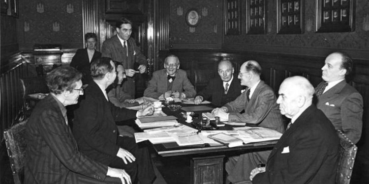 Erste Pen-Tagung in Hamburg 1949. V.r.n.l. um den Tisch sitzend: Prof. [Herbert] Friedmann - Dolf Sternberger - Axel Eggebrecht - Herbert Eulenberg - Hermann Kasack - Rudolf Schneider-Schelde (stehend) - Erich Kästner - Hans Henny Jahnn und Ernst Penzoldt