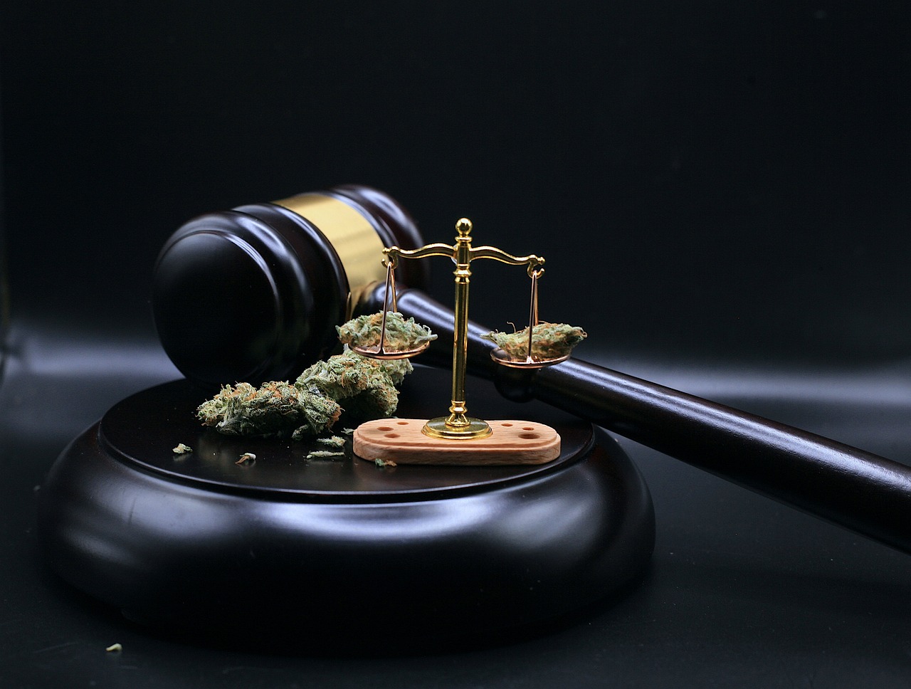 Cannabis, Waage, Gerichtshammer, Symbolbild für "Cannabis Legalisierung"