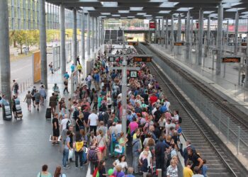 Menschengruppe an einem Bahnsteig