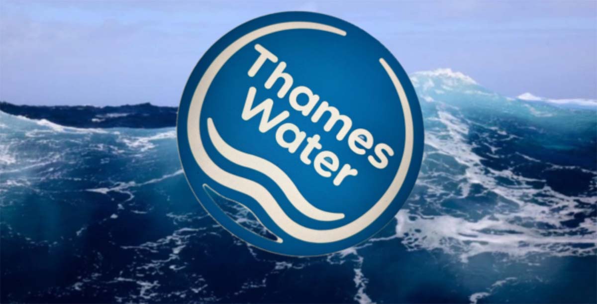 Thames Water Logo im Wasser versinkend