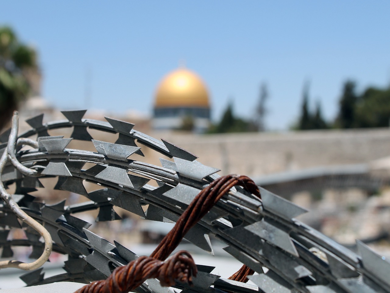 Blick auf Tempelberg von Jerusalem und Stacheldraht