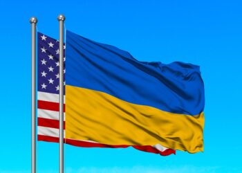 US-Flagge hinter der Ukrainischen Flagge