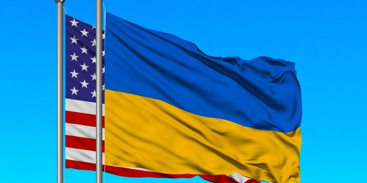 US-Flagge hinter der Ukrainischen Flagge