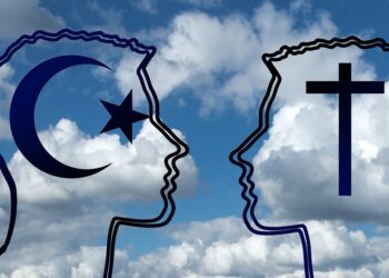 Symbole für Islam und Christentum in 2 skizzierten Köpfen