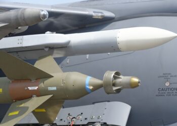 Rakete unter Kampfjet
