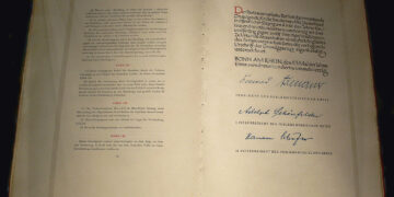 Faksimile des Grundgesetzes von 1949, wie es jedes Mitglied des Parlamentarischen Rates erhielt (Exemplar von Theodor Heuss im Theodor-Heuss-Haus Stuttgart; Eigentum Familienarchiv Heuss).