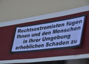 Warnschild: Rechtsextremisten fügen Ihnen und den Menschen in Ihrer Umgebung erheblichen Schaden zu