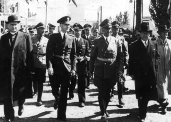 Hans Globke (später Staatssekretär im Bundeskanzleramt bei Konrad Adenauer) bei einem Besuch in Bratislava zusammen mit dem Naziverbrecher und damaligen Reichsinnenminister Wilhelm Frick