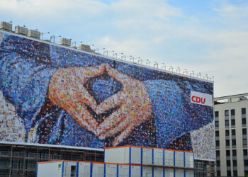 CDU Berlin Baustellenplakat mit Merkelraute und CDU Logo