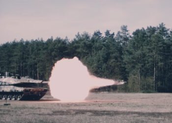 Rheinmetall Panzer feuert Rakete ab