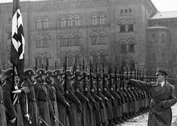 Waffen SS-Truppe steht stramm für Hitler