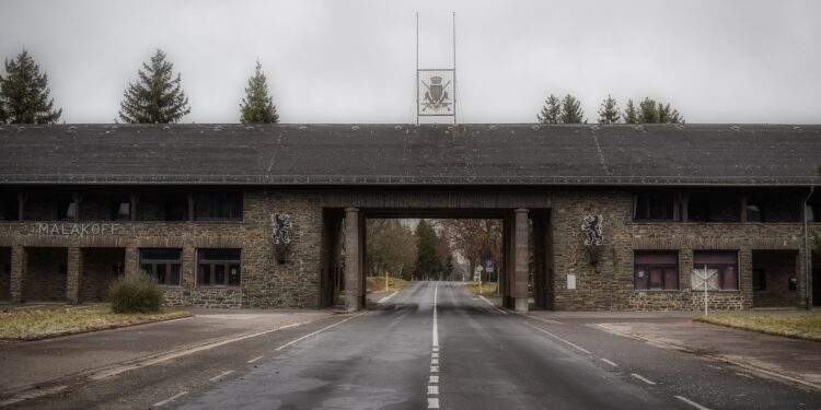 Einfahrt zur ehemaligen Nazi-Ordensburg Vogelsang