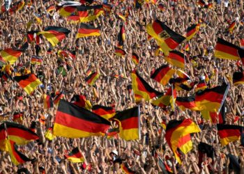 Menge im Fußballstadion mit Deutschlandfahnen