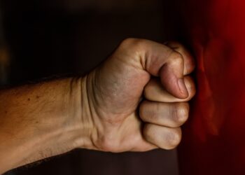 Faust, Symbolbild für Gewalt