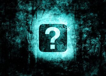 Fragezeichen am Ende eines etwas gespentischen Waldwegs, Symbolbild für Angst und Unsicherheit