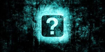 Fragezeichen am Ende eines etwas gespentischen Waldwegs, Symbolbild für Angst und Unsicherheit