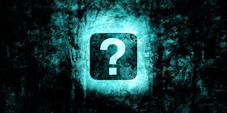 Fragezeichen am Ende eines etwas gespentischen Waldwegs, Symbolbild für Angst und Unsicherheit