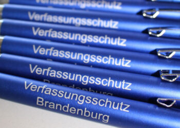 Blaue Kugelschreiber des Verfassungsschutzes Brandenburg