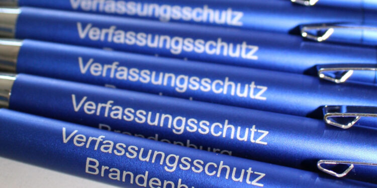 Blaue Kugelschreiber des Verfassungsschutzes Brandenburg