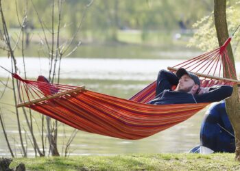 Mann in Hängematte