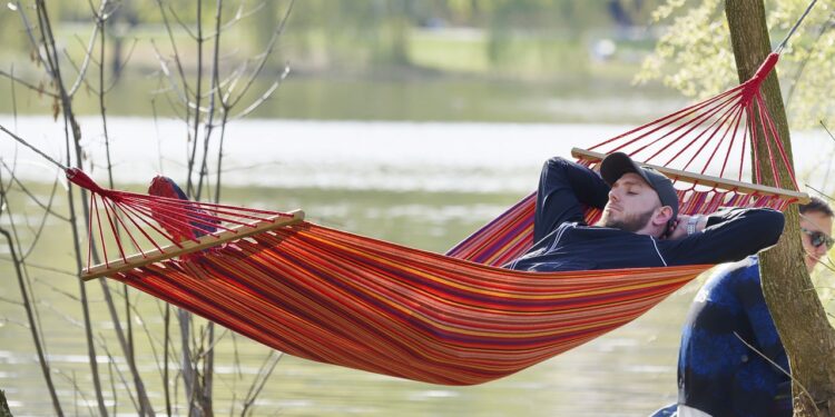 Mann in Hängematte