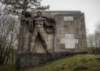 Nazi-Kunst auf dem Gelände der NS-Ordensburg Vogelsang. Vorbild für das Männerbild der rechtsexremistischenn AfD-Führung