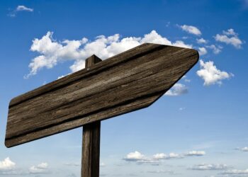 Braunes Holz-Richtungsschild nach rechts