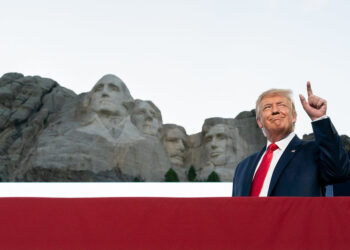 Donald Trump vor Mount Rushmore