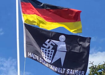 Anti-AfD-Flagge mit Deutschlandflagge