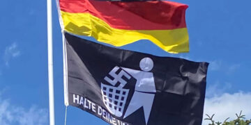 Anti-AfD-Flagge mit Deutschlandflagge