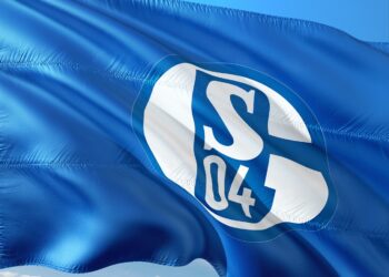 blau-weiße Fahne mit Schalke 04 Logo