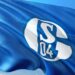blau-weiße Fahne mit Schalke 04 Logo