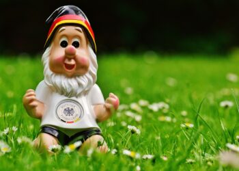 Zwerg im Deutschlandtrikot und schwarz-rot-goldener Mütze auf einer Wiese