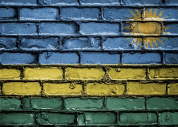 Mauer in den Farben der Ruanda-Flagge