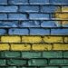 Mauer in den Farben der Ruanda-Flagge