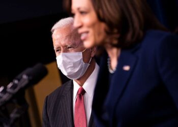 Präsident Biden im Gespräch mit Vize-Präsidentin Harris