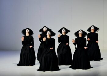 Ballett-Szene mit 6 schwarz gekleideten Frauen