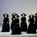 Ballett-Szene mit 6 schwarz gekleideten Frauen