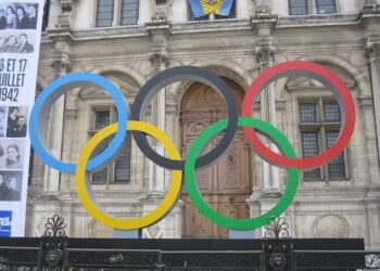 Olympische Ringe vor dem Pariser Rathaus