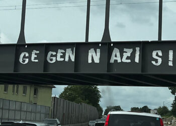 Brücken-Graffiti "Gegen Nazis"